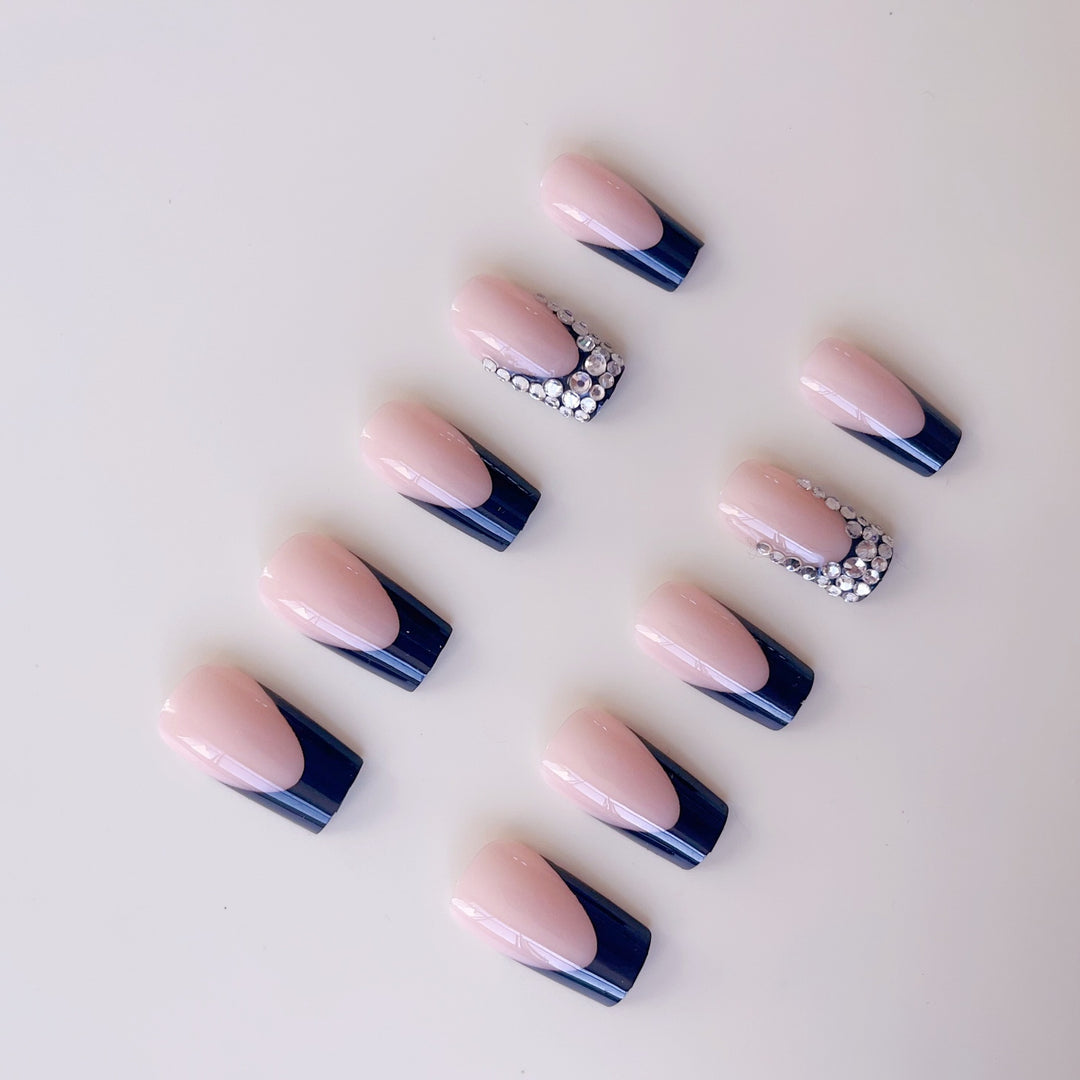 Kunstnagelset mit luxuriösem French Design und funkelnden Strassverzierungen Karnz