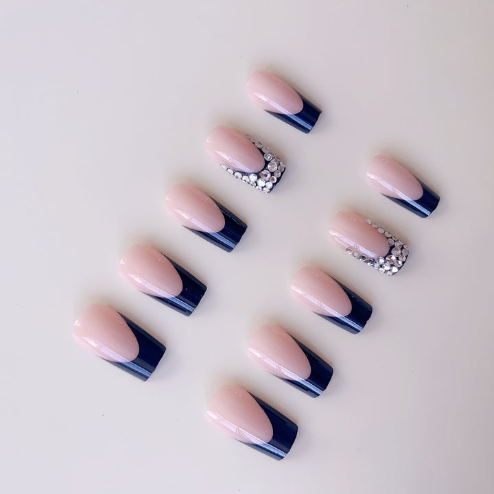 Kunstnagelset mit luxuriösem French Design und funkelnden Strassverzierungen Karnz
