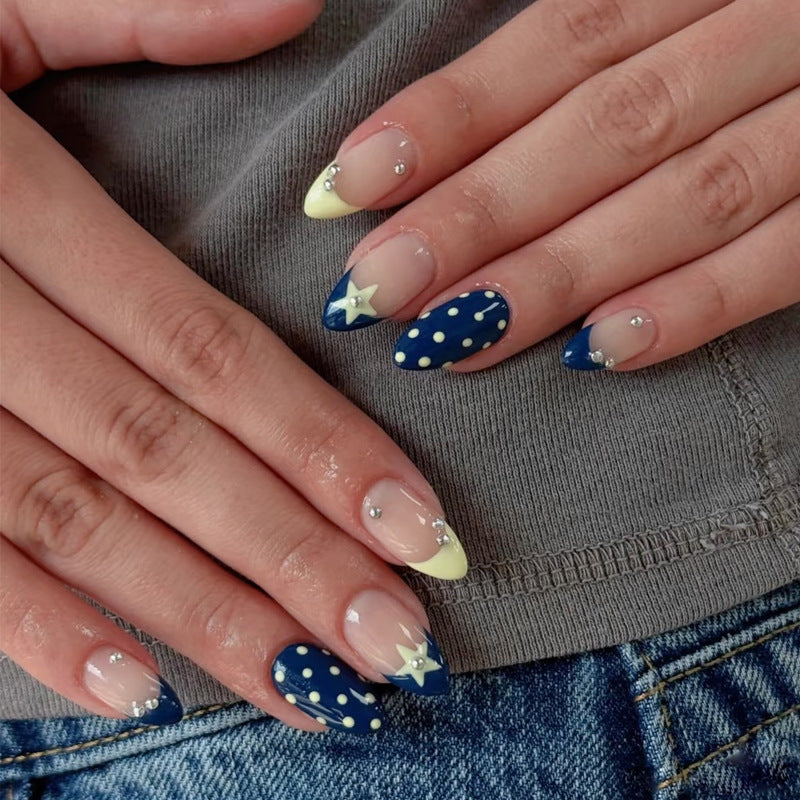 Künstlerisches Nageldesign mit Sternen- und Punkteakzenten Karnz