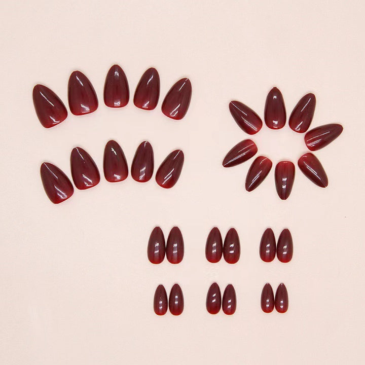 Kunstnagelset mit eleganten spitzen Formen Karnz