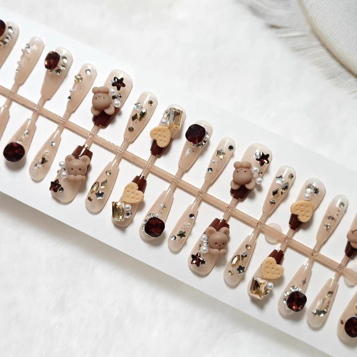 Kreative Kunstnägel mit Tierischen Motiven und Glitzerakzenten Karnz