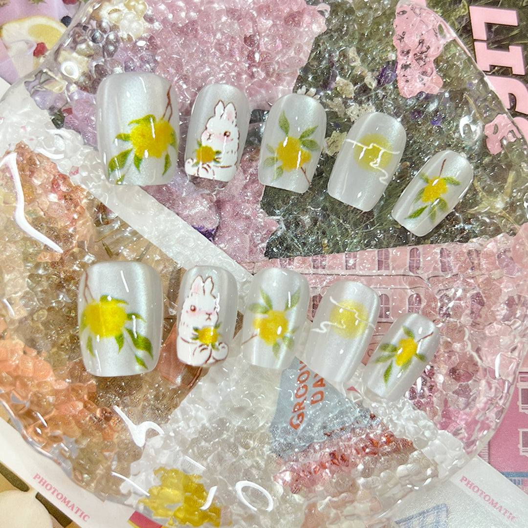 Kunstvolle Nagelspitzen mit fröhlichen Fruchtmotiven Karnz