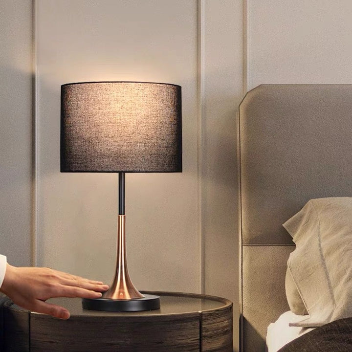 Moderne Tischlampe mit Stoffschirm