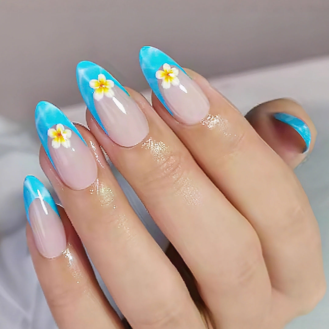 Kunstnägel mit Floralem Design und Aquamarinfarbener Spitzenverzierung Karnz