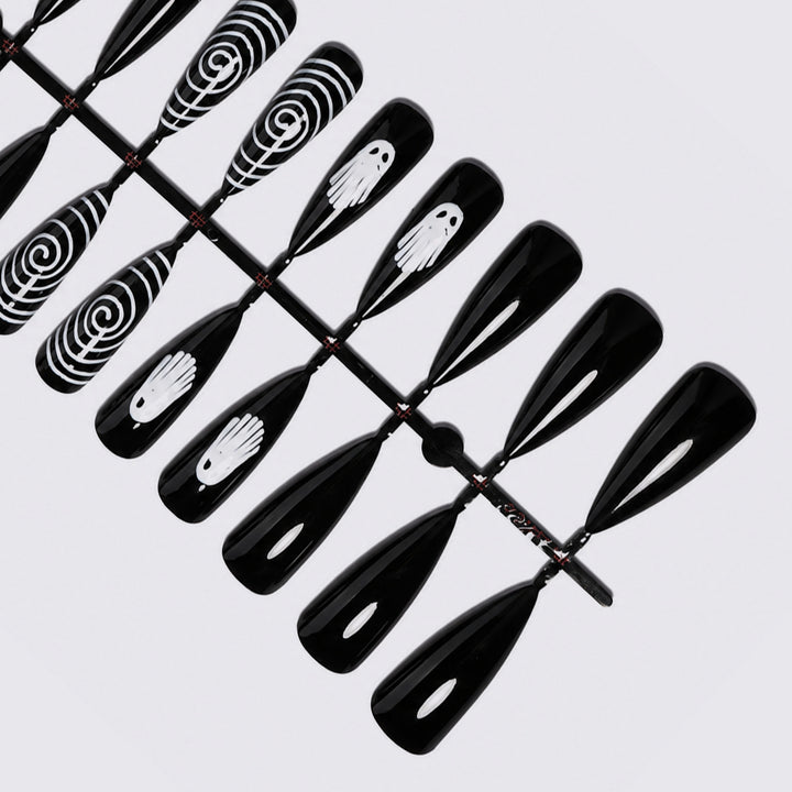 Kreatives Kunstnagelset mit mystischen Motiven Karnz