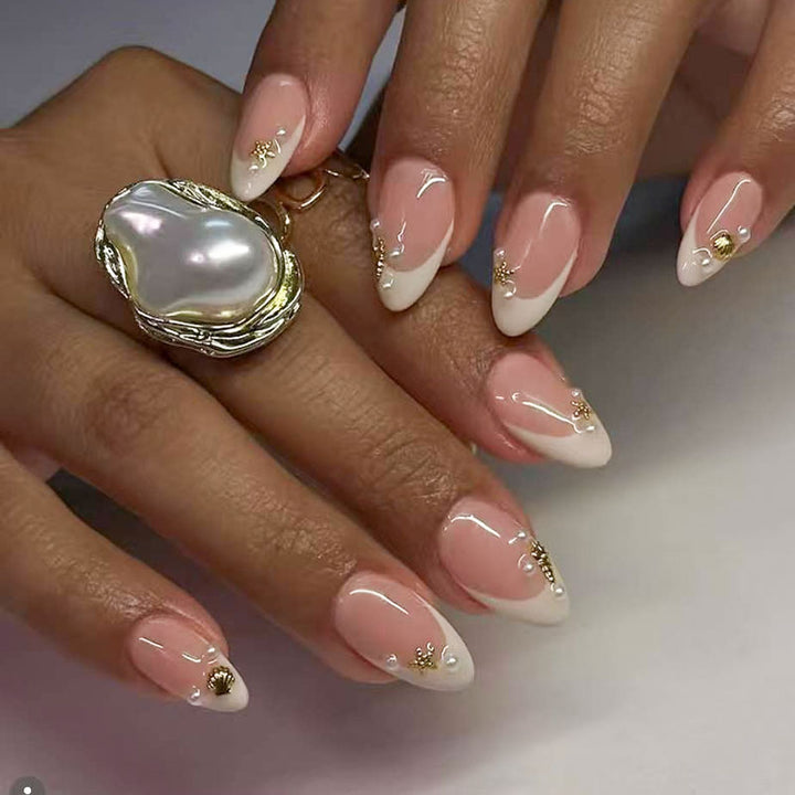Elegante Tip Press-On Nägel mit goldenen Akzenten