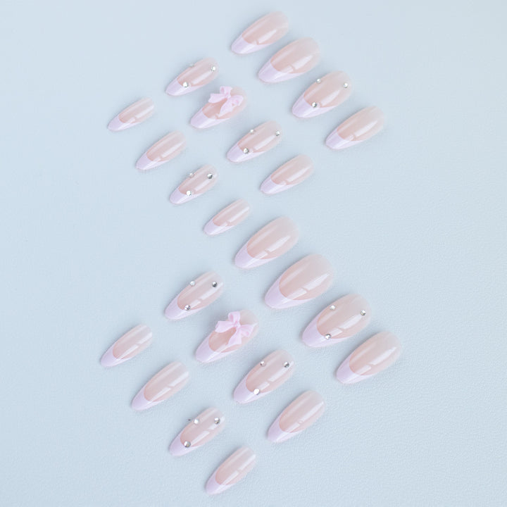 Elegante französische Spitzen-Nagelkunst