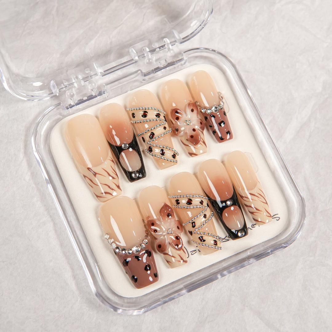 Dekoratives Press-On-Nagelkunst-Set mit Strass-Akzenten