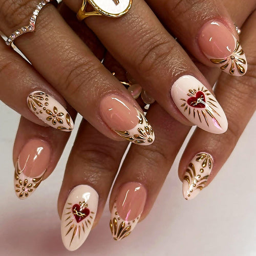 Kunstnagelset mit eleganten Goldverzierungen Karnz