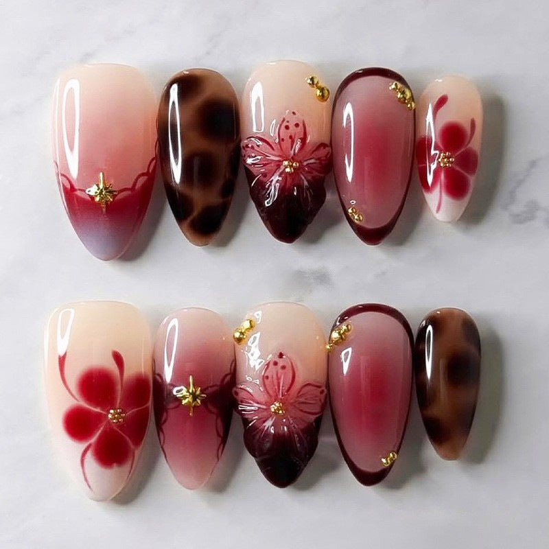 Elegantes florales Design Nagelkunst Karnz