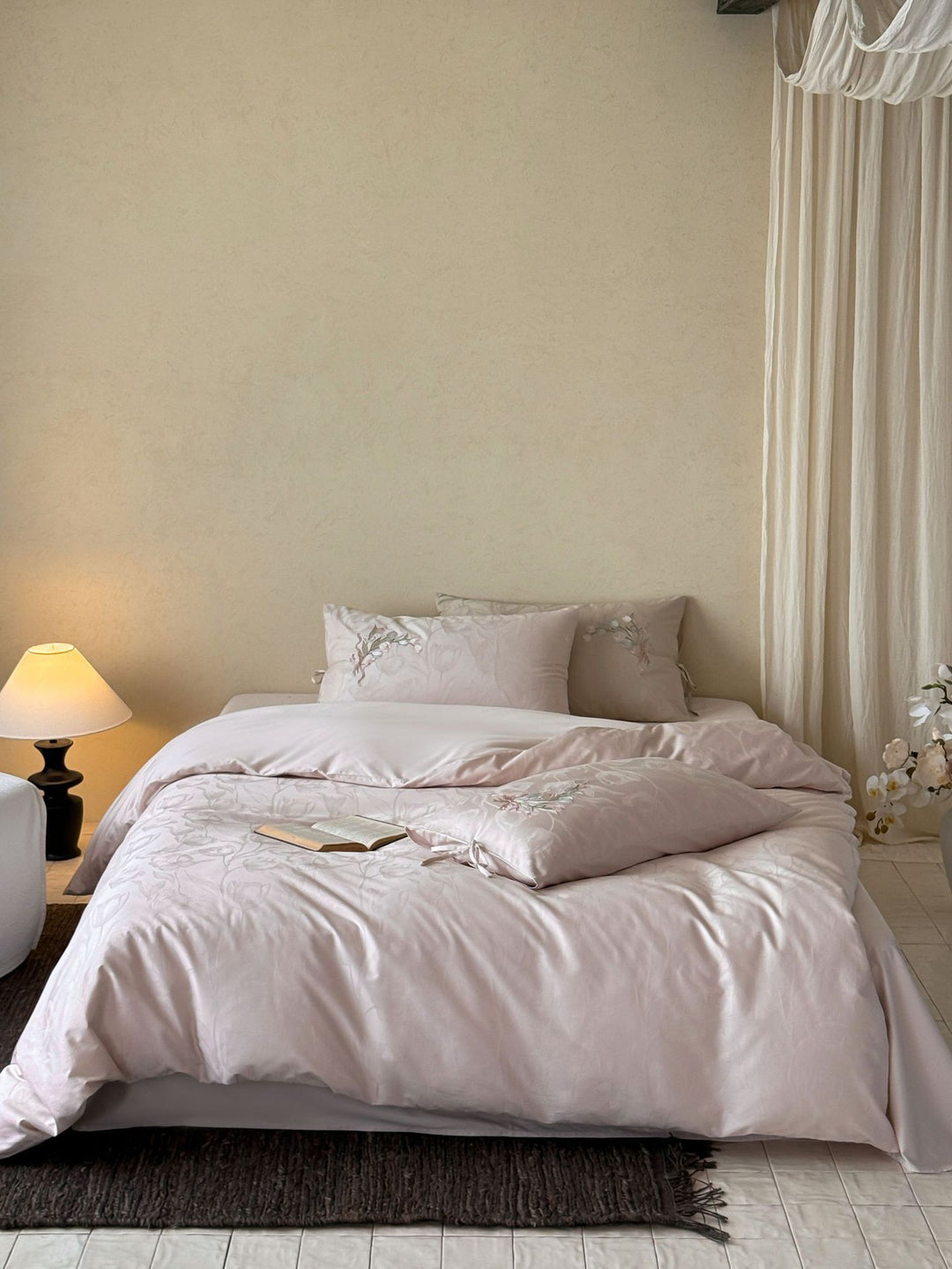 Jacquard-Bettwäsche-Set aus Baumwoll-Satin mit floraler Reliefstruktur Karnz