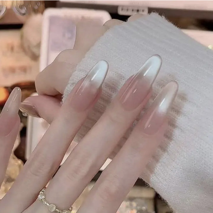 Künstlerisches Press-On-Nageldesign-Set mit floralen und Edelstein-Akzenten Karnz