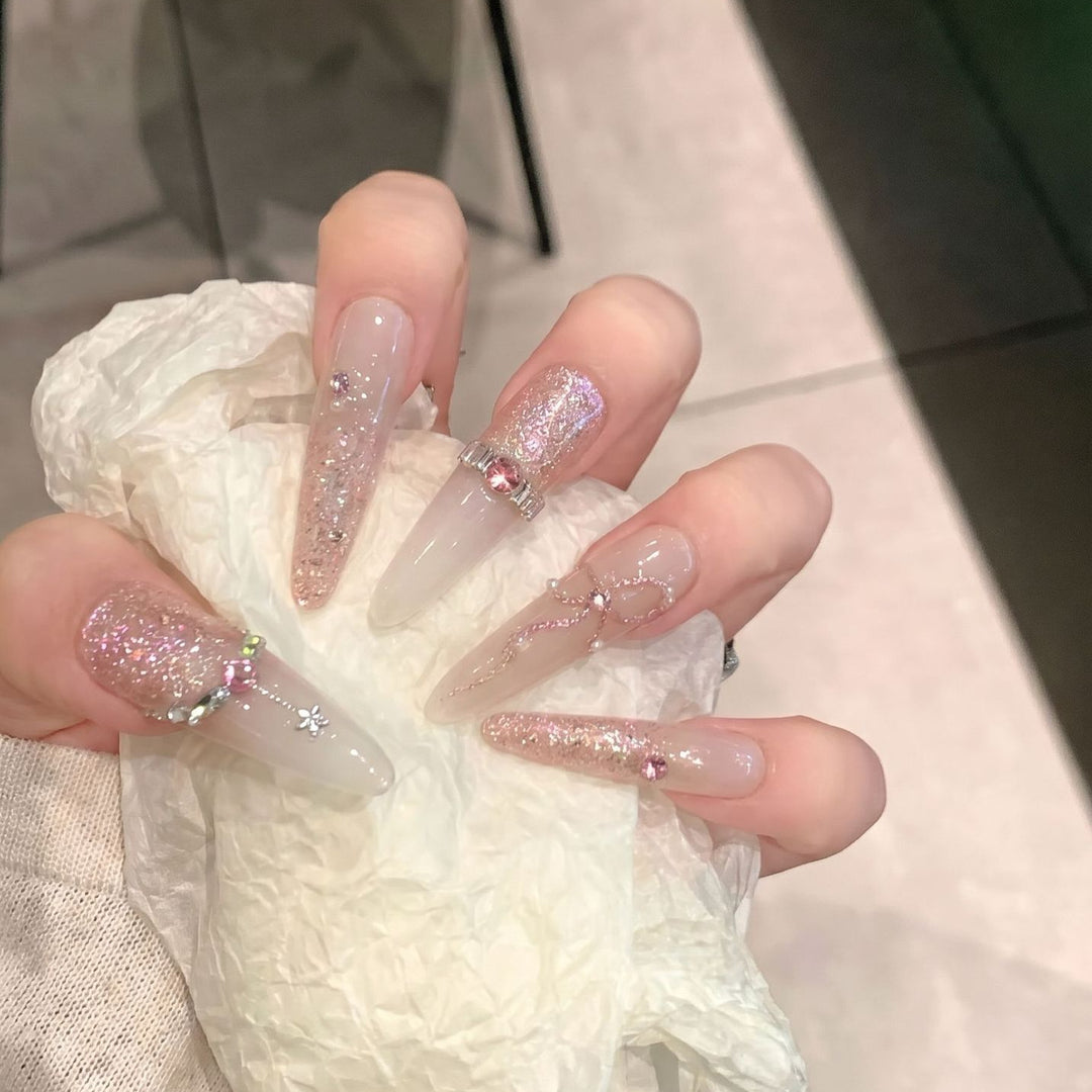 Glamouröses Stiletto Press-On Nagelkunst-Set mit funkelnden Strasssteinen Karnz