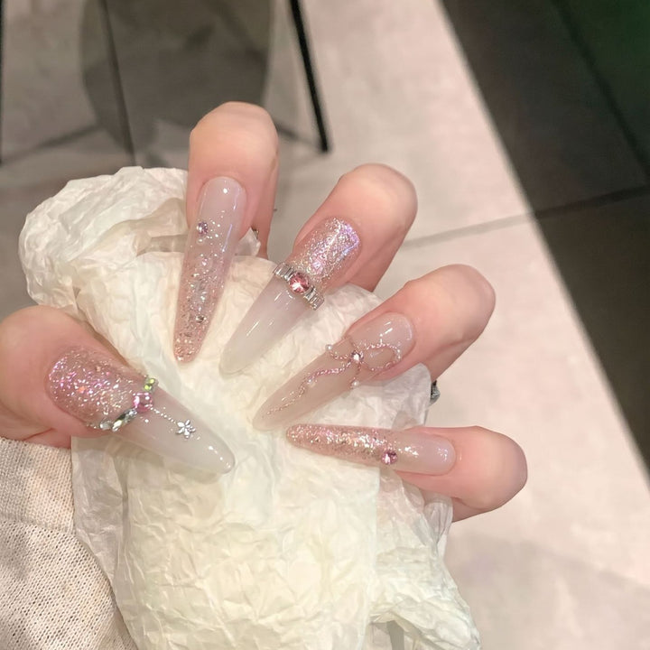 Glamouröses Stiletto Press-On Nagelkunst-Set mit funkelnden Strasssteinen Karnz
