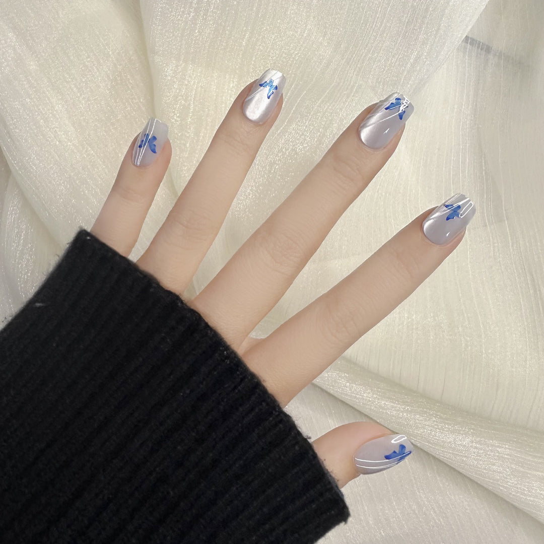 Elegantes Press-On-Nagelkunst-Set mit Blumendesign