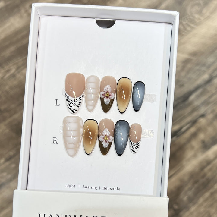 Künstlerisches Stiletto Press-On Nagelset mit floralem Akzent Karnz
