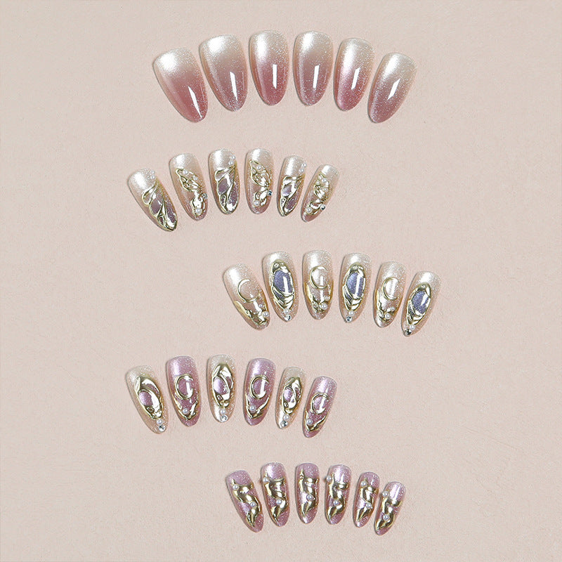 Kunstvolles Nagelset mit floralen Akzenten Karnz