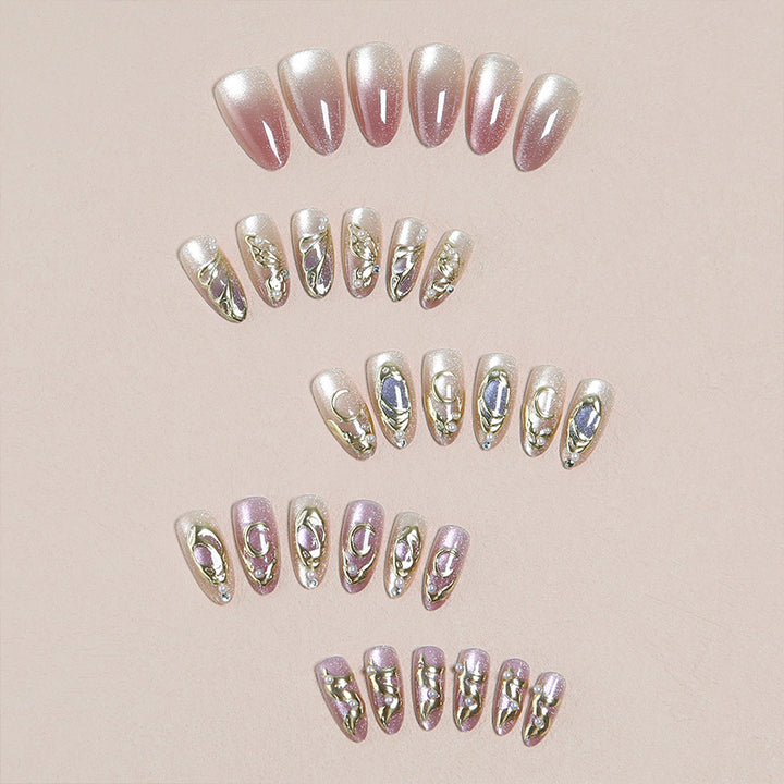 Kunstvolles Nagelset mit floralen Akzenten Karnz