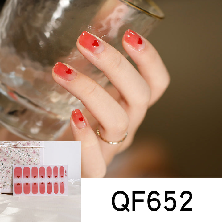 Künstliche Nagelkunst mit herzförmigen Designs und sanften Farbverläufen Karnz