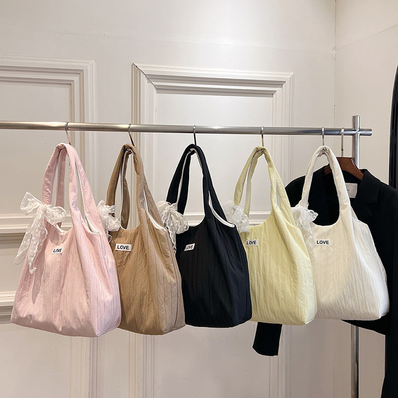Freizeit-Tasche mit Strukturiertem Design und Verspieltem Schal Karnz