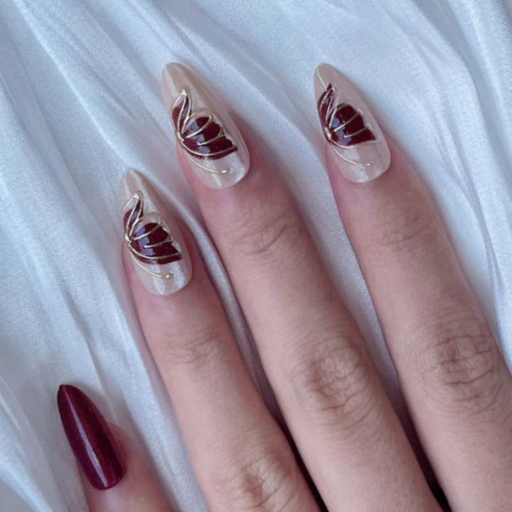 Künstlerisches Herz-akzentuiertes Press-On-Nagelset Karnz