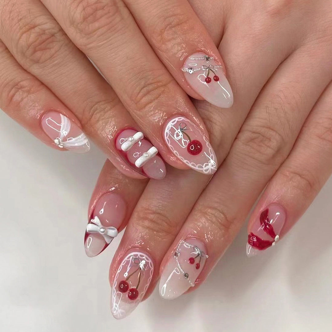 Kunstvoll Gestaltete Nagelverlängerungen mit Eleganten Details Karnz