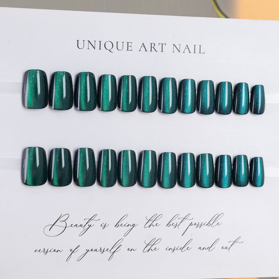 Elegantes Druck-Nagelset mit schimmerndem Finish