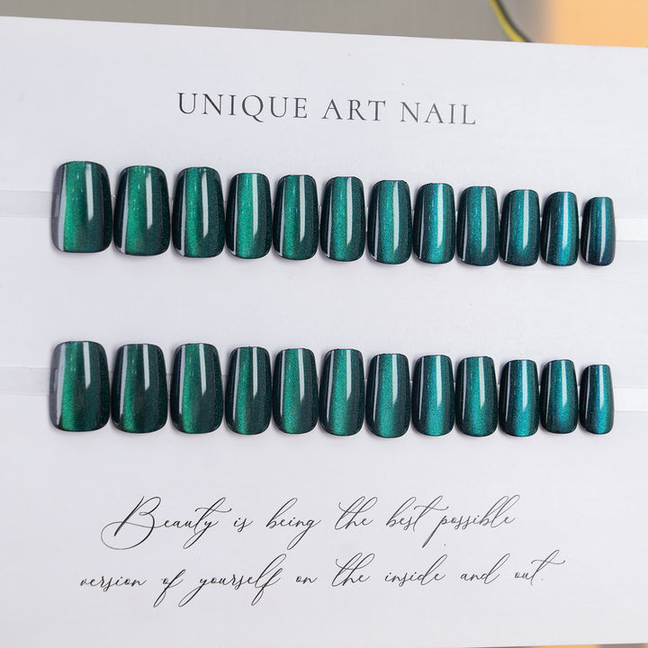 Elegantes Druck-Nagelset mit schimmerndem Finish