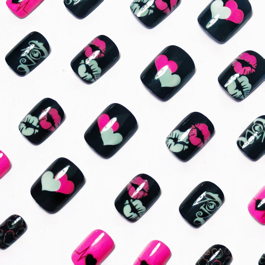 Kunstnageldesign mit Herzen und Kussmotiven Karnz