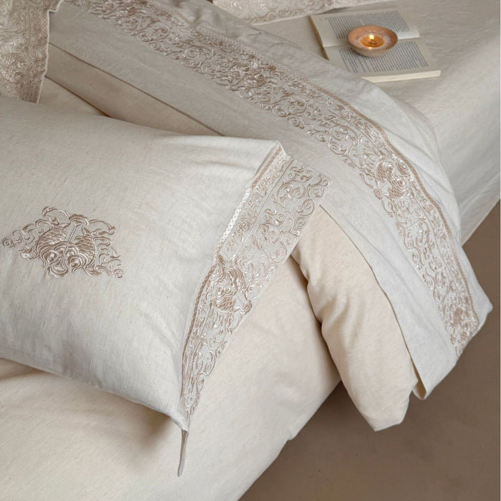 Bestickte Leinen Bettbezug Set mit geschwungener Blumenkante und Umschlagkissenbezügen