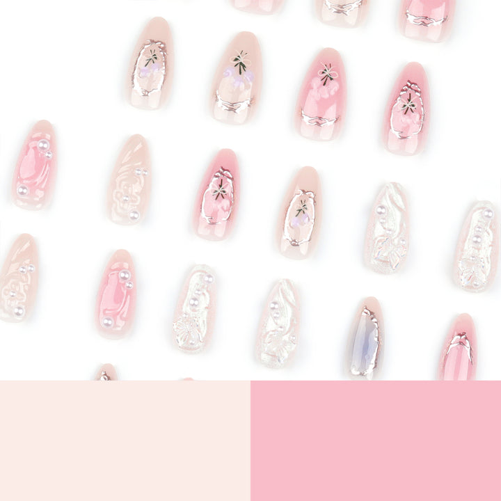 Kunstvolle Nagelverlängerungen mit eleganter Blütenverzierung Karnz