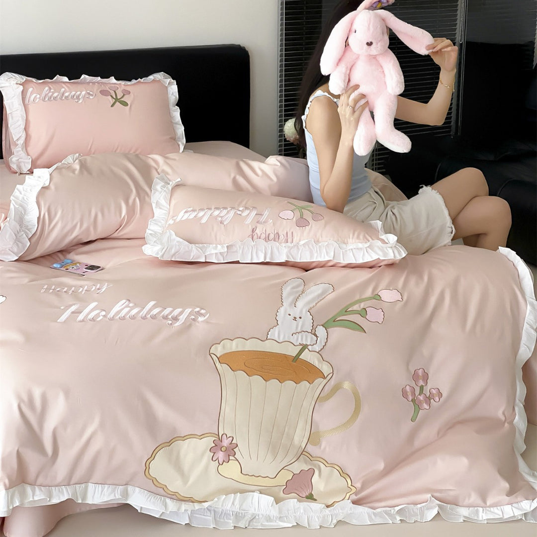 Rüschensatin-Duvetbezug-Set mit besticktem Hasen- und Teetassenmotiv
