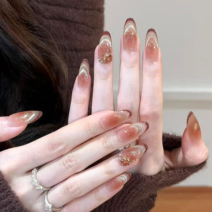 Glamouröse Kunstnägel mit Glitzer- und Steinakzenten Karnz