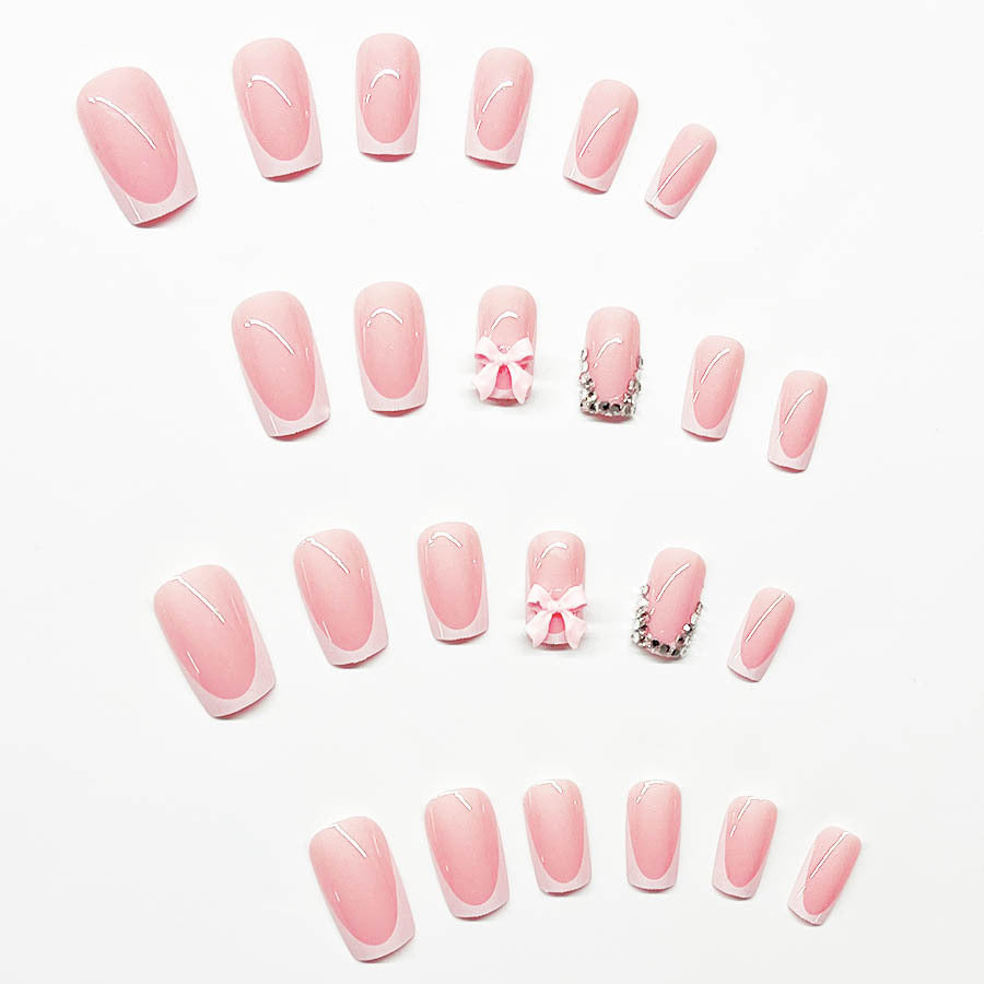 Kunstnagelset mit eleganten Details und 3D-Verzierungen Karnz