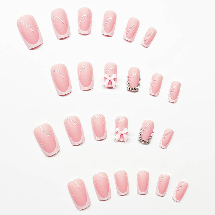 Kunstnagelset mit eleganten Details und 3D-Verzierungen Karnz