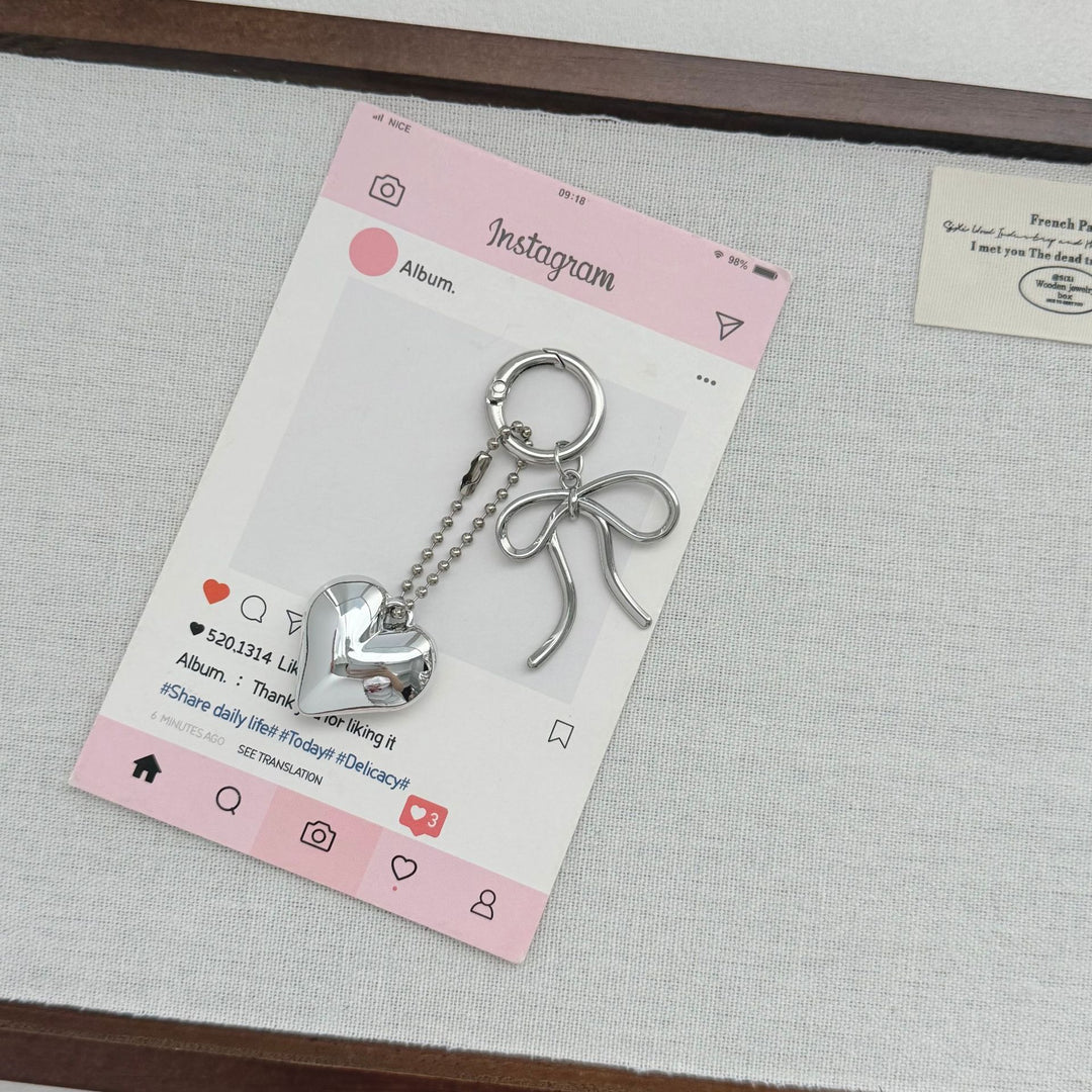 Herzförmiger Charm-Schlüsselanhänger mit Schleife Karnz