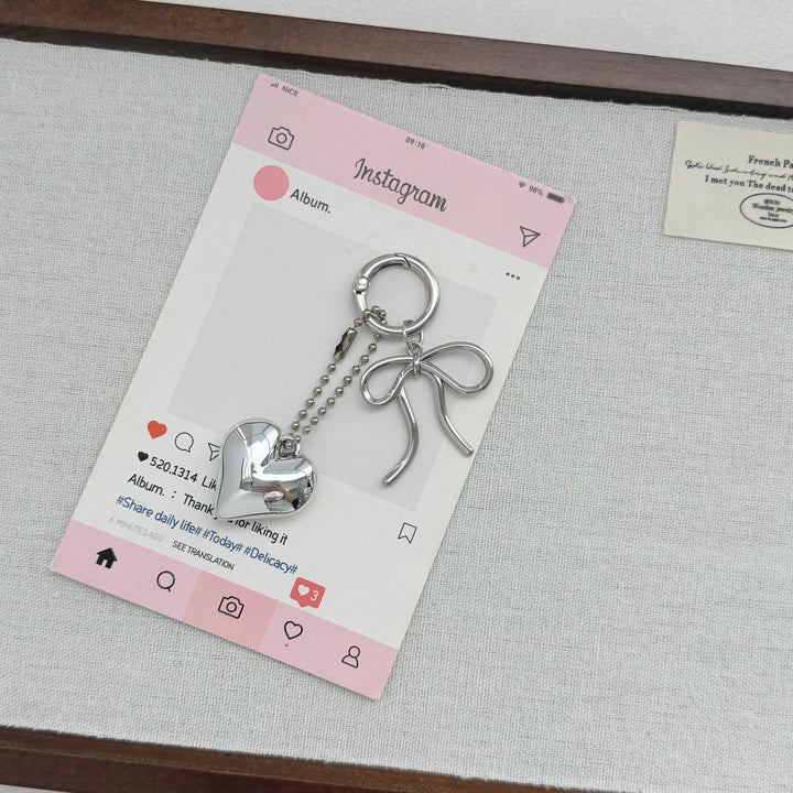 Herzförmiger Charm-Schlüsselanhänger mit Schleife Karnz