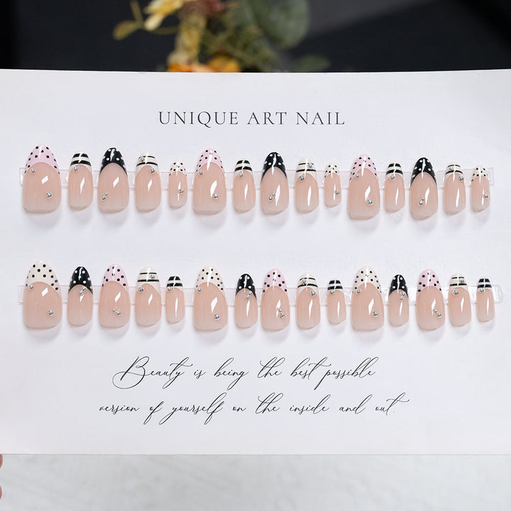Dekoratives Press-On-Nagelset mit einzigartigem Kunstdesign
