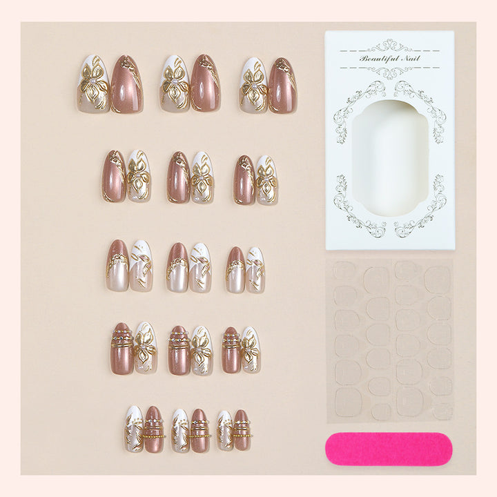 Künstlerisches Press-On Nagelkunst-Set mit eleganten floralen Akzenten Karnz
