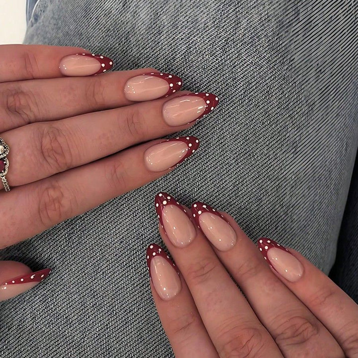 Dekorative French Tip Acrylnagelverzierungen Karnz