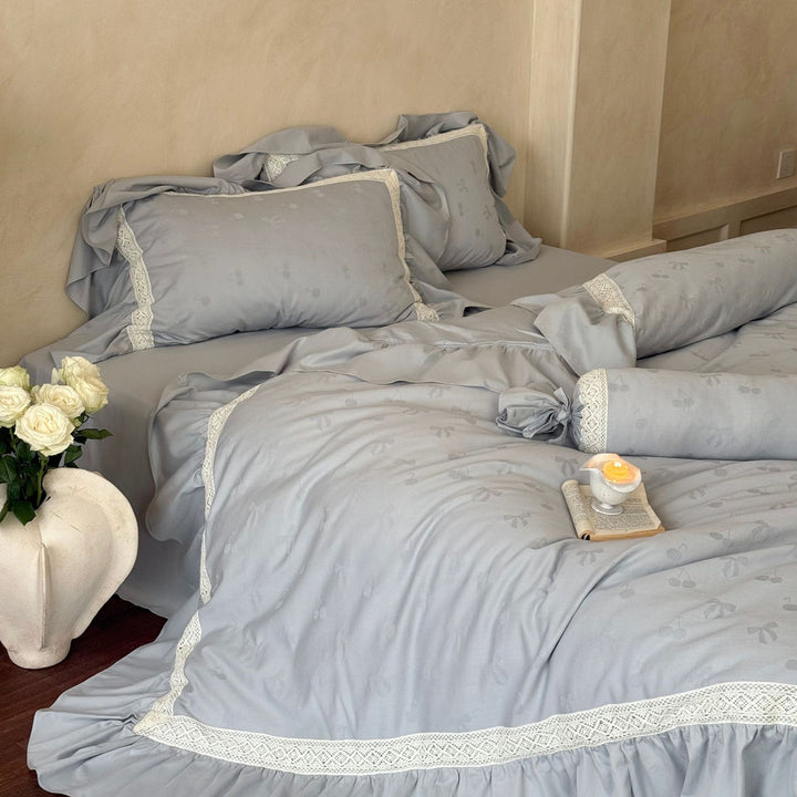 Gepatchtes Baumwollmischung-Duvetbezug-Set mit Rüschenschürze und dekorativem Bolster