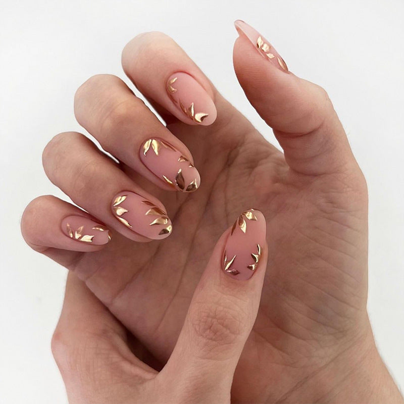 Elegante Goldblatt Nail Art Karnz