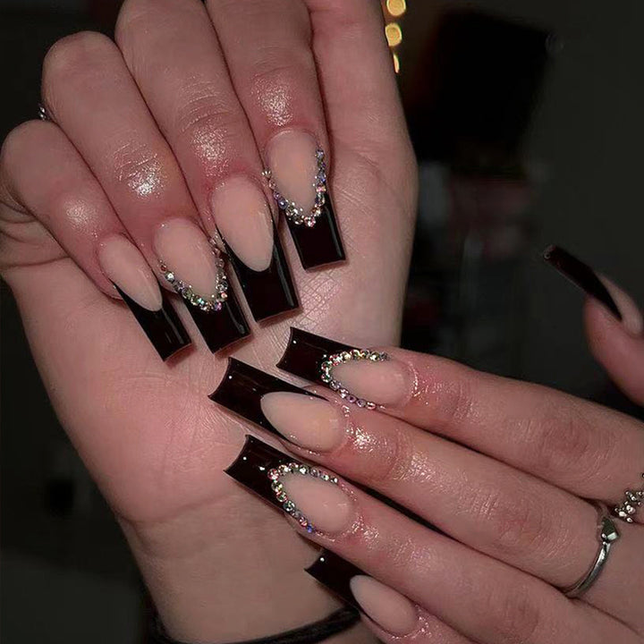 Kunstnagelset mit eleganten Strassverzierungen und stilvollem Hochglanz Karnz