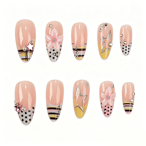 Kunstnagelset mit stilvollen floralen Akzenten und Glitzerdetails Karnz