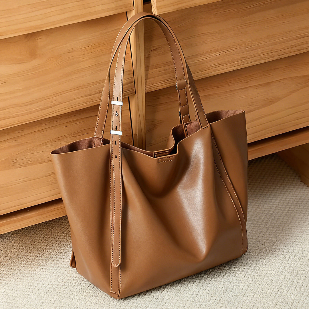 Skulptierte Slouch-Tasche mit verstellbaren, geschnallten Schulterträgern
