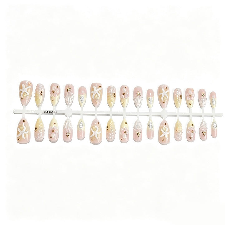 Kunstnagelset mit floralen 3D-Elementen und goldenen Akzenten Karnz