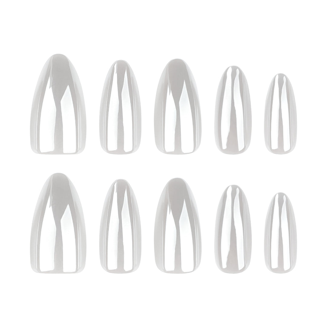 Kunstvolle Stiletto-Nägel mit eleganten Glanz-Details Karnz
