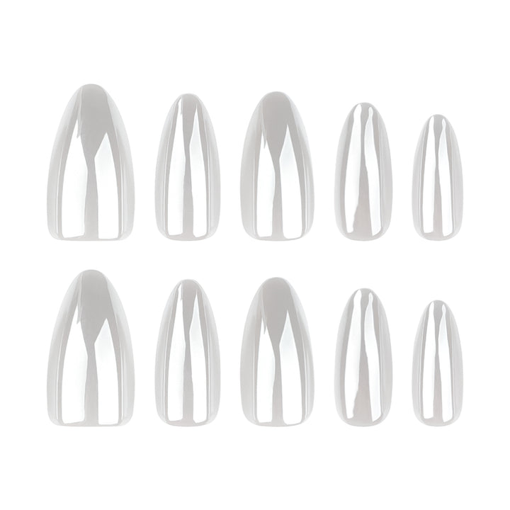 Kunstvolle Stiletto-Nägel mit eleganten Glanz-Details Karnz