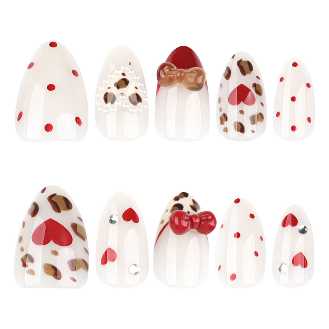 Kreative Nagelkunst mit Herz- und Keksdesign Karnz
