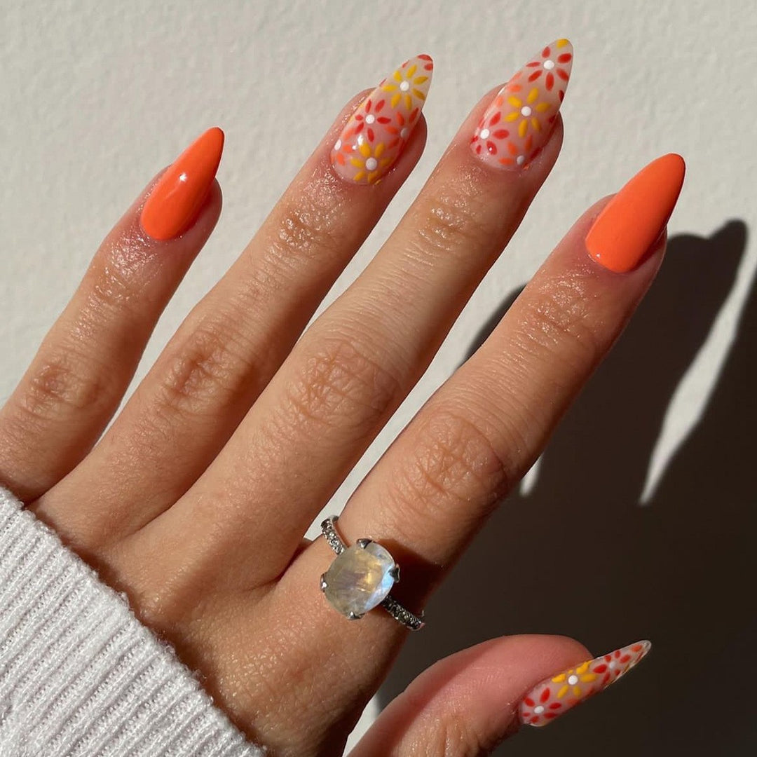 Kunstnagelset mit bunten Blüten und kreativem French-Design Karnz